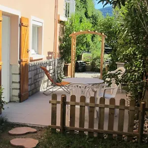 T2 Refait A Neuf Avec Petit Jardin Et Parking Millau